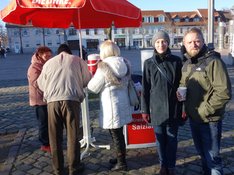 Jan_Korte_und_die_Kreisvorsitzende_Henriette_Krebs_am_Infostand_in_Bernburg.JPG