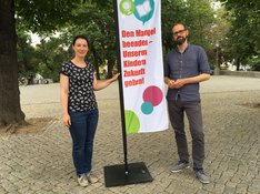 Die_Kreisvorsitzenden_Henriette_Krebs_und_Joerg_Lemmert_werben_fuer_das_Volksbegehren.jpg