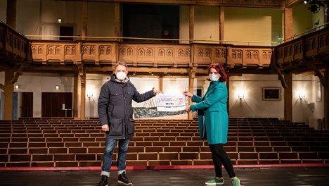 Scheckuebergabe_im_Salzlandtheater.jpg