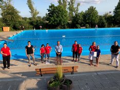 Spendenuebergabe_im_Nienburger_Freibad.jpg