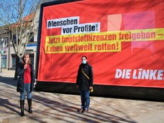Eva_von_Angern_und_Henriette_Krebs_auf_dem_Schoenebecker_Markt.JPG